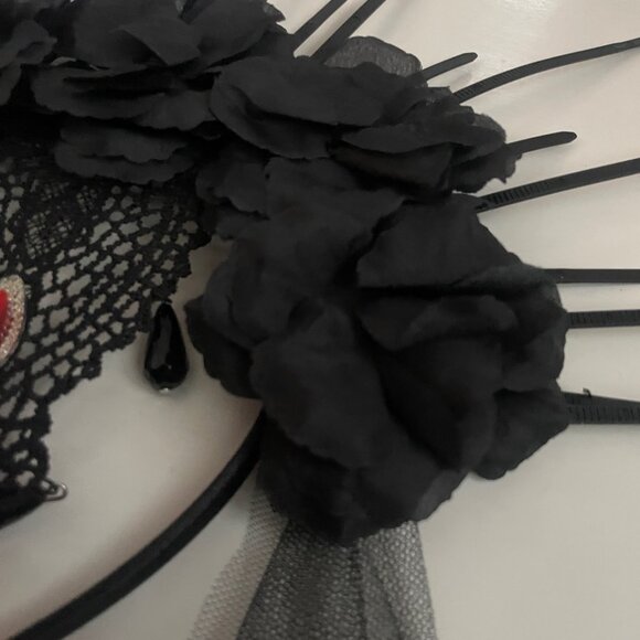 Gothic Black Halo Crown With Veil - Picture 9 of 14